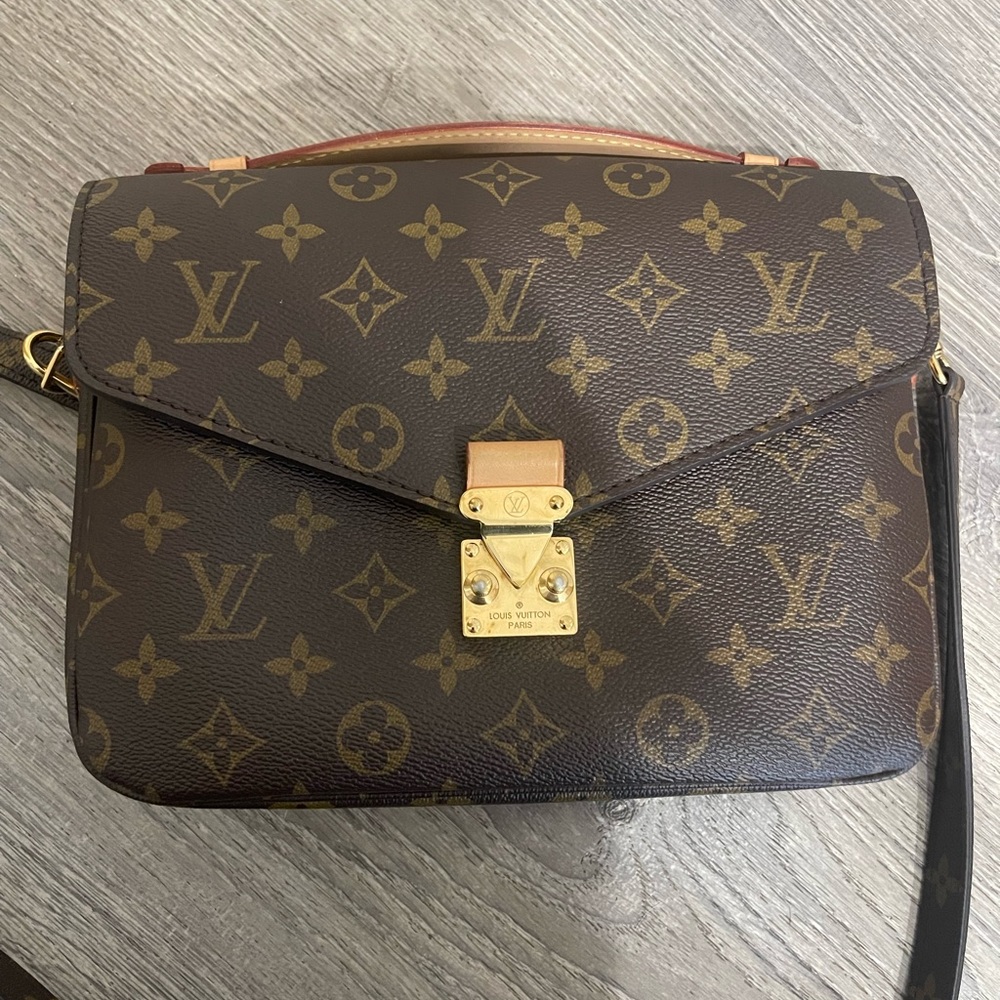 Louis Vuitton Pochette Metis in Monogram